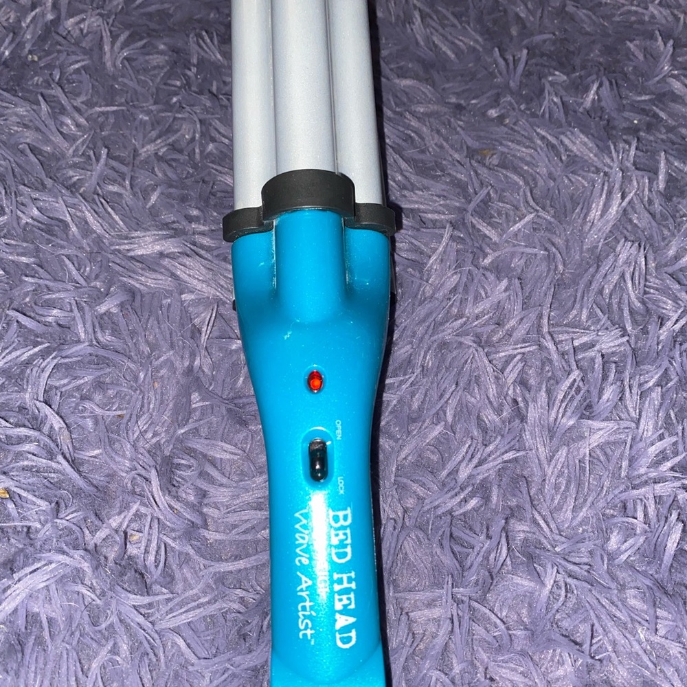 Bed head wave maker